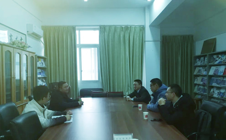 2-千頁(yè)科技人員認(rèn)真傾聽.jpg 2-千頁(yè)科技人員認(rèn)真傾聽.jpg